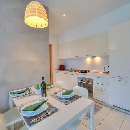Apartment Prestige Du 27 *